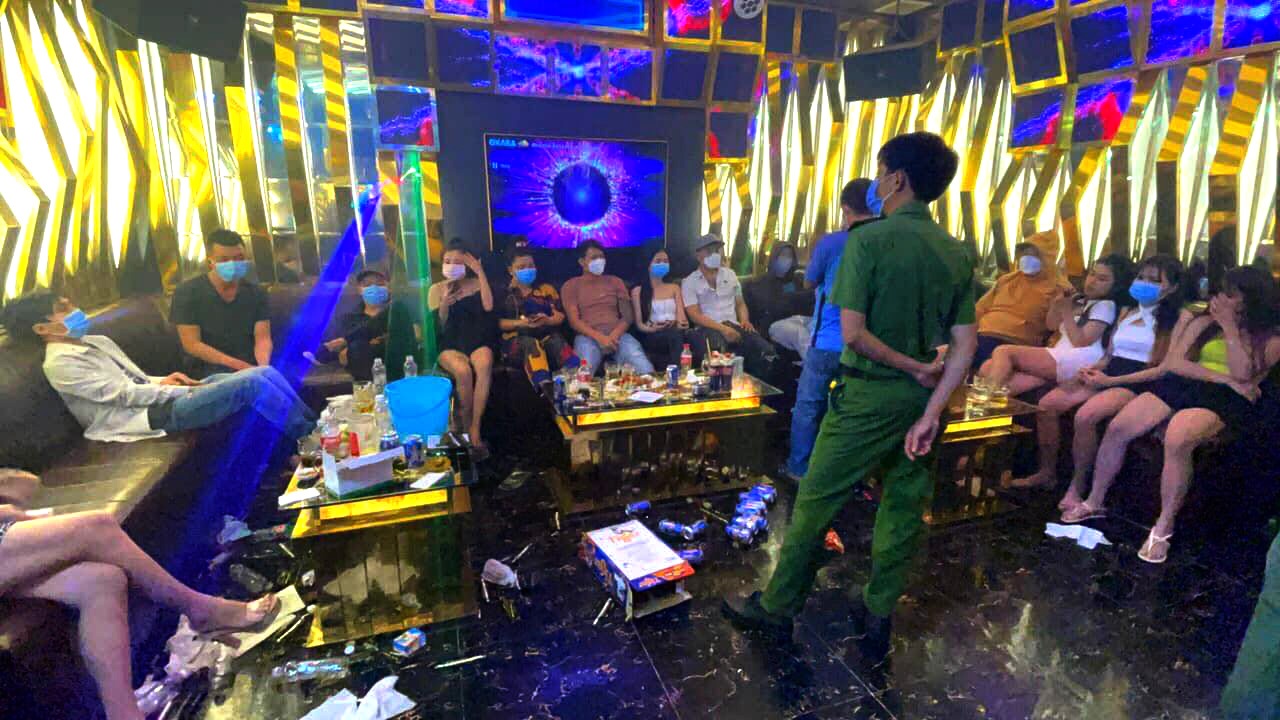 bay lắc trong quán karaoke ảnh 1 bay lac trong quan karaoke anh 1