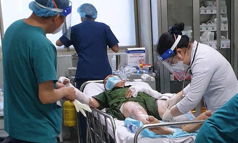 Nguoi phu nu gay ra hoa hoan khien 4 canh sat bi thuong hinh anh