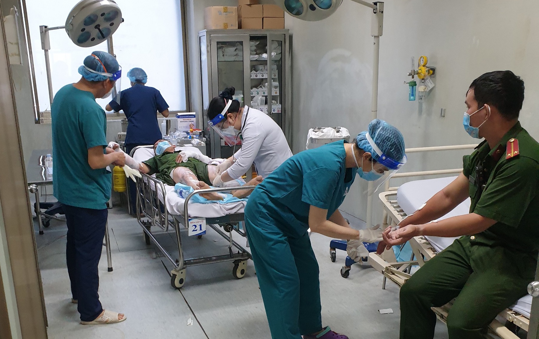 4 cảnh sát bị thương khi cưỡng chế nhà ảnh 1 4 canh sat bi thuong khi cuong che nha anh 1