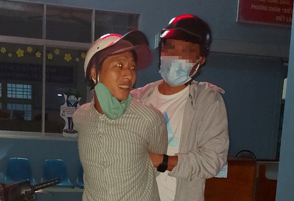 Ten cuop keo nguoi phu nu nga dap mat xuong duong hinh anh