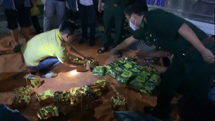 50 kg ma tuy giau trong thung luon tu Campuchia ve TP.HCM hinh anh