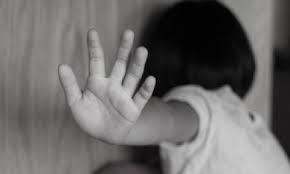 Be 8 tuoi o TP.HCM tu vong nghi bi bao hanh hinh anh