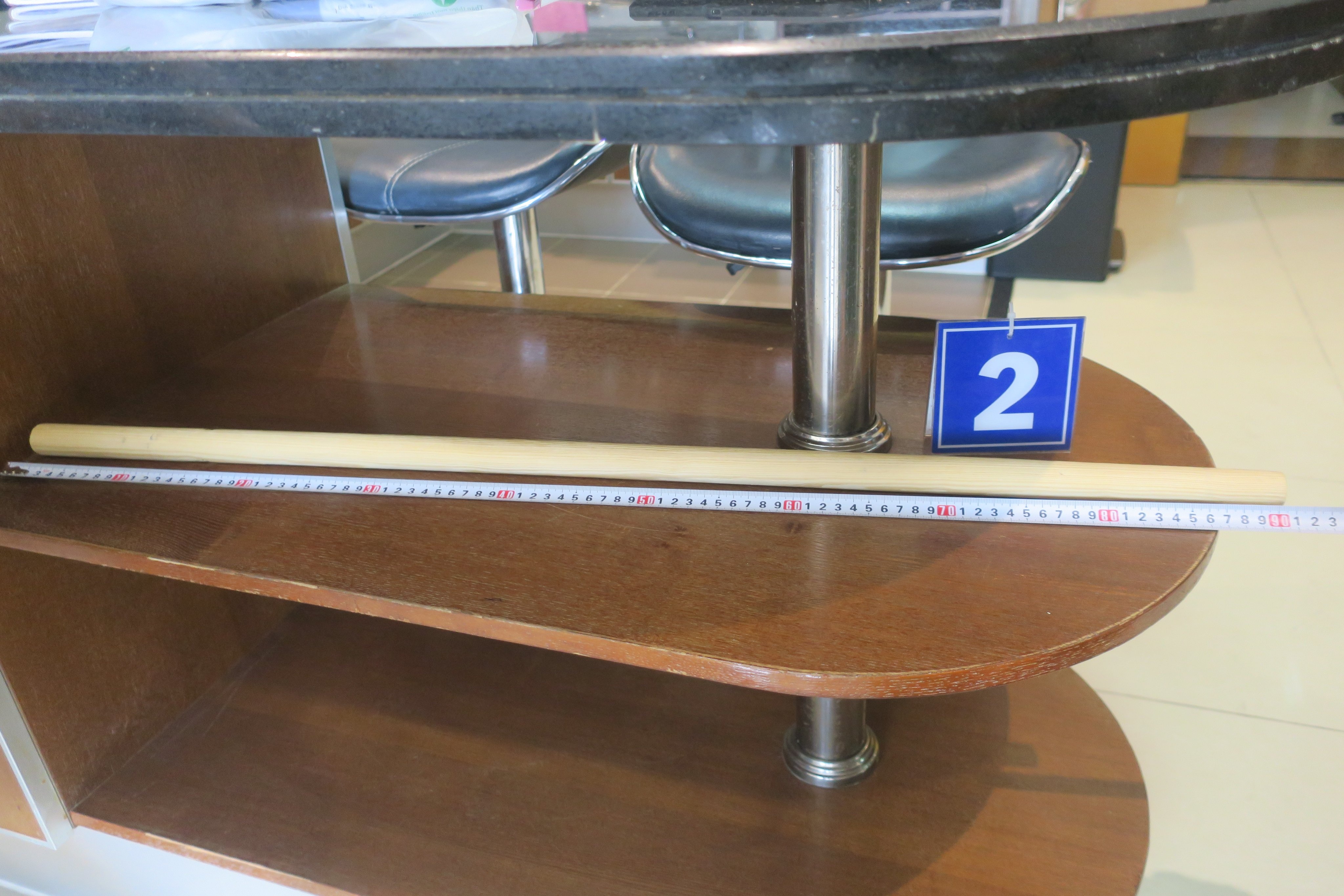 Be gai 8 tuoi bi bao hanh tu vong anh 2