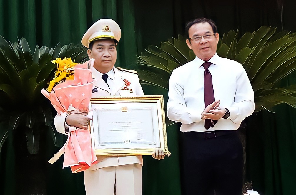 Bi thu Nguyen Van Nen tri an luc luong Cong an TP.HCM hinh anh