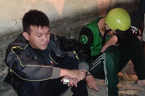 Nguoi dan bat giu 2 thanh nien giat tui xach cua co gai hinh anh