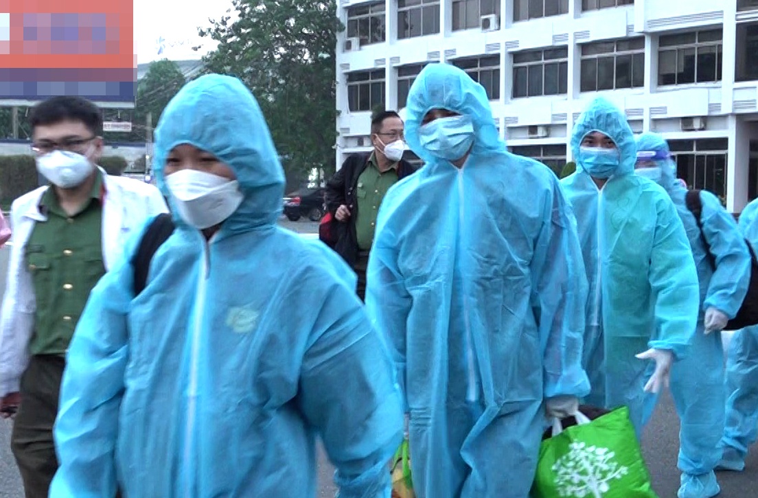 Cong an TP.HCM truc xuat 12 nguoi nhap canh trai phep truoc Tet hinh anh