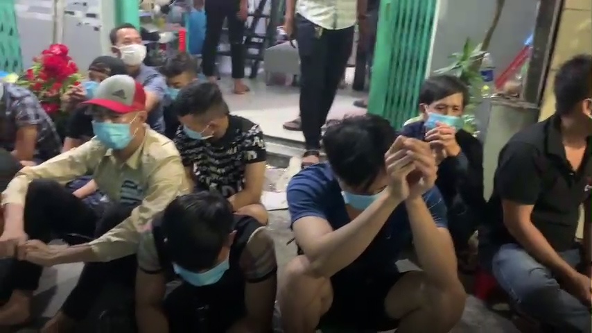 Danh bac ngay Tet, nhieu phu nu bi bat hinh anh