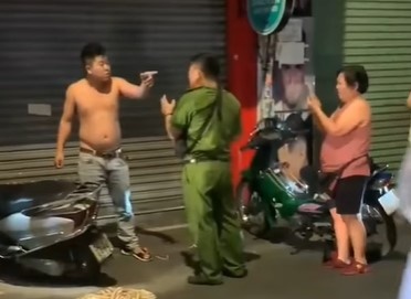 Nam thanh nien tan cong canh sat o TP.HCM hinh anh