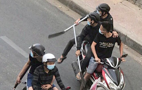 Ngan chan 12 nguoi mang hung khi di hon chien o TP.HCM hinh anh