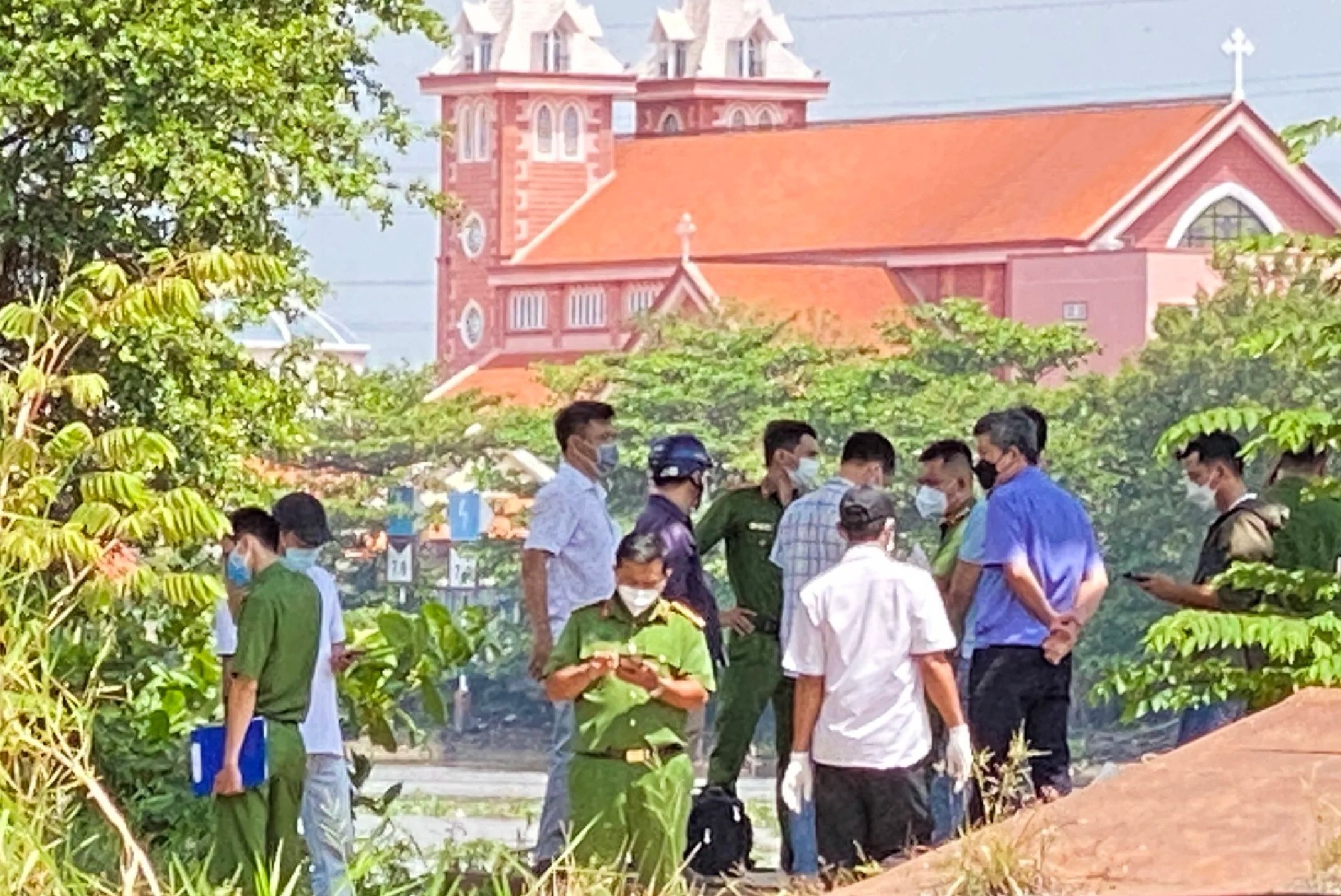 Thi the nam sinh tu vong tren song Sai Gon khong co thuong tich hinh anh