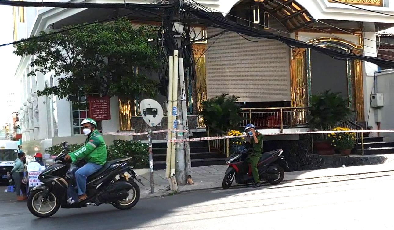 Hon chien tu ngoai duong vao quan karaoke, mot nguoi tu vong hinh anh