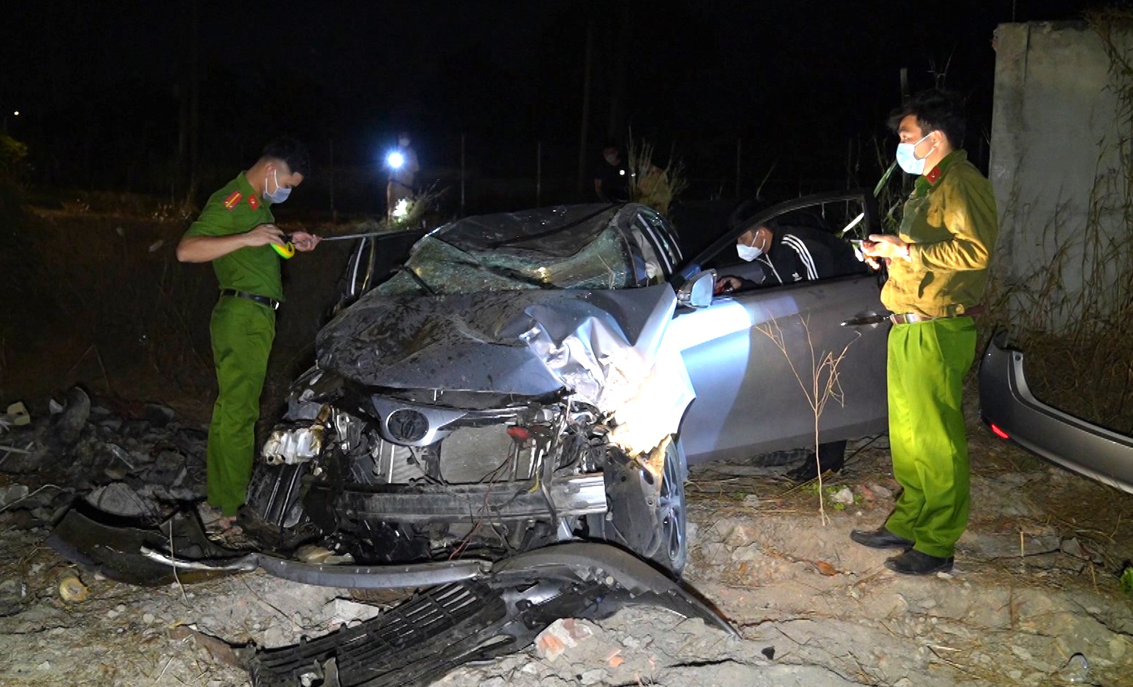 Oto lao xuong ho sau, 2 nguoi tu vong hinh anh