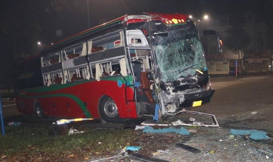 Hai xe khach tong nhau, nhieu hanh khach hoang loan hinh anh