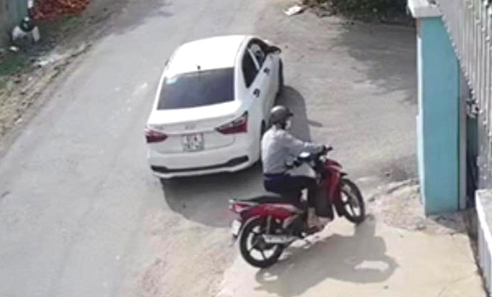 Lái ôtô đi trộm xe máy ảnh 1 Lai oto di trom xe may anh 1