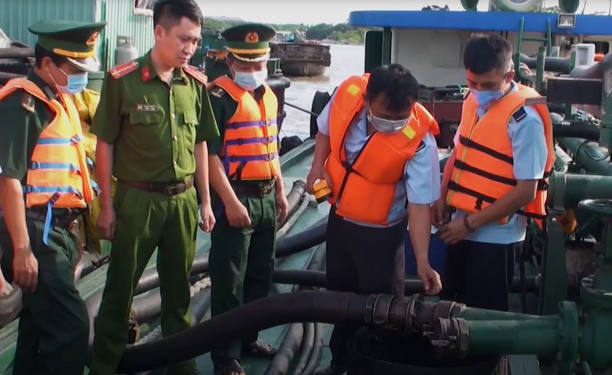 phát hiện 500 tấn dầu không rõ nguồn gốc ảnh 1 phat hien 500 tan dau khong ro nguon goc anh 1