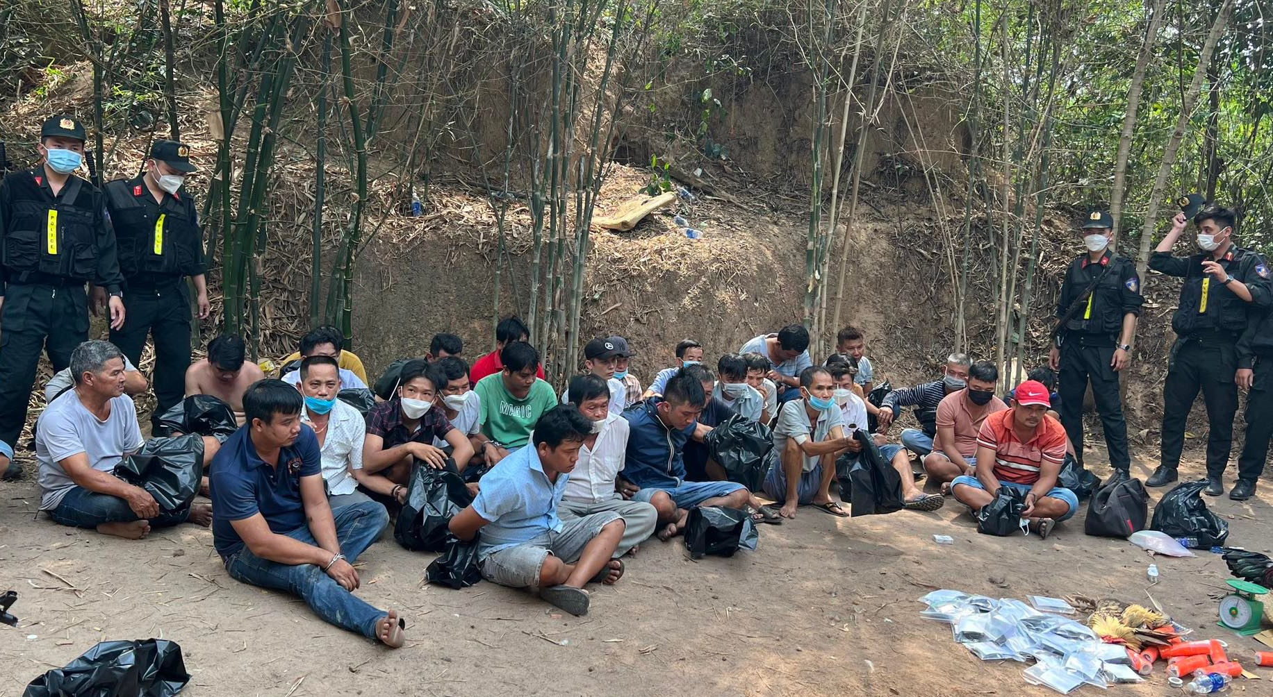 Canh sat no sung, bat 31 nguoi choi da ga hinh anh