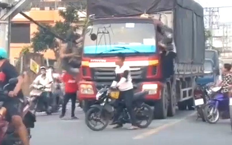 Nhom con do chan duong, hanh hung tai xe xe tai hinh anh