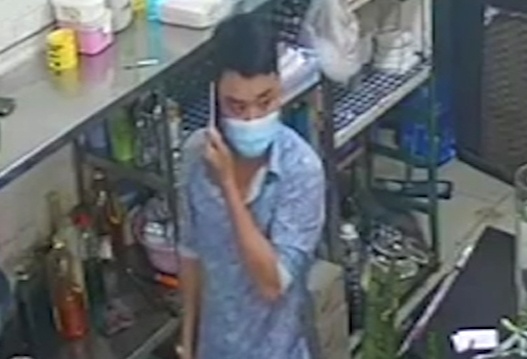 Khach quyt tien nhau, trom dien thoai cua nu nhan vien hinh anh