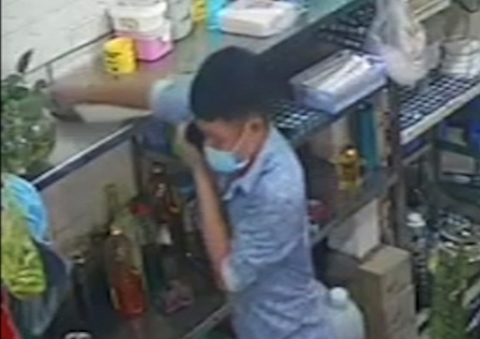 khach banh bao trom dien thoai quan nhau anh 1