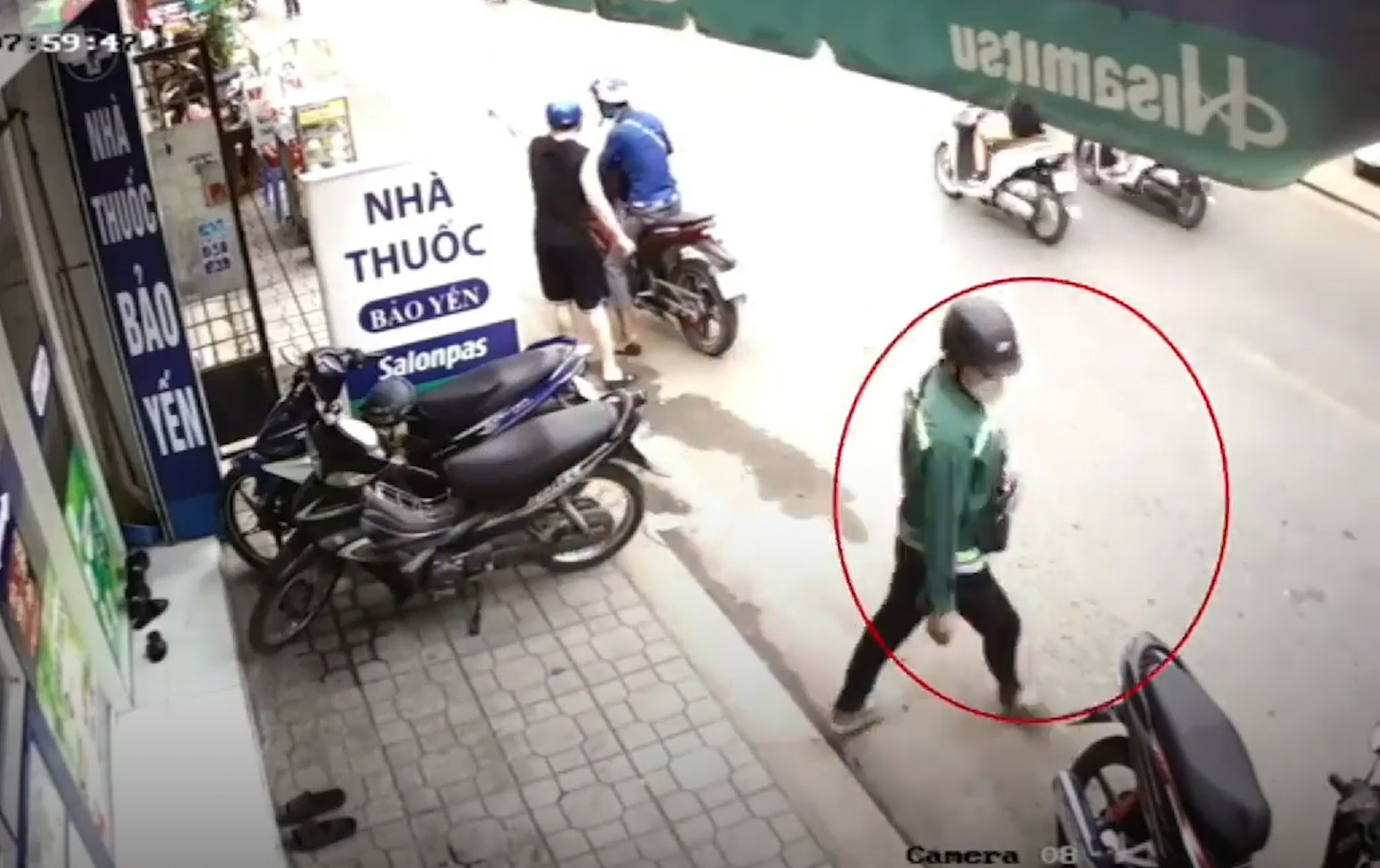 Chi duong tan tinh, nam sinh bi dan canh trom xe may hinh anh