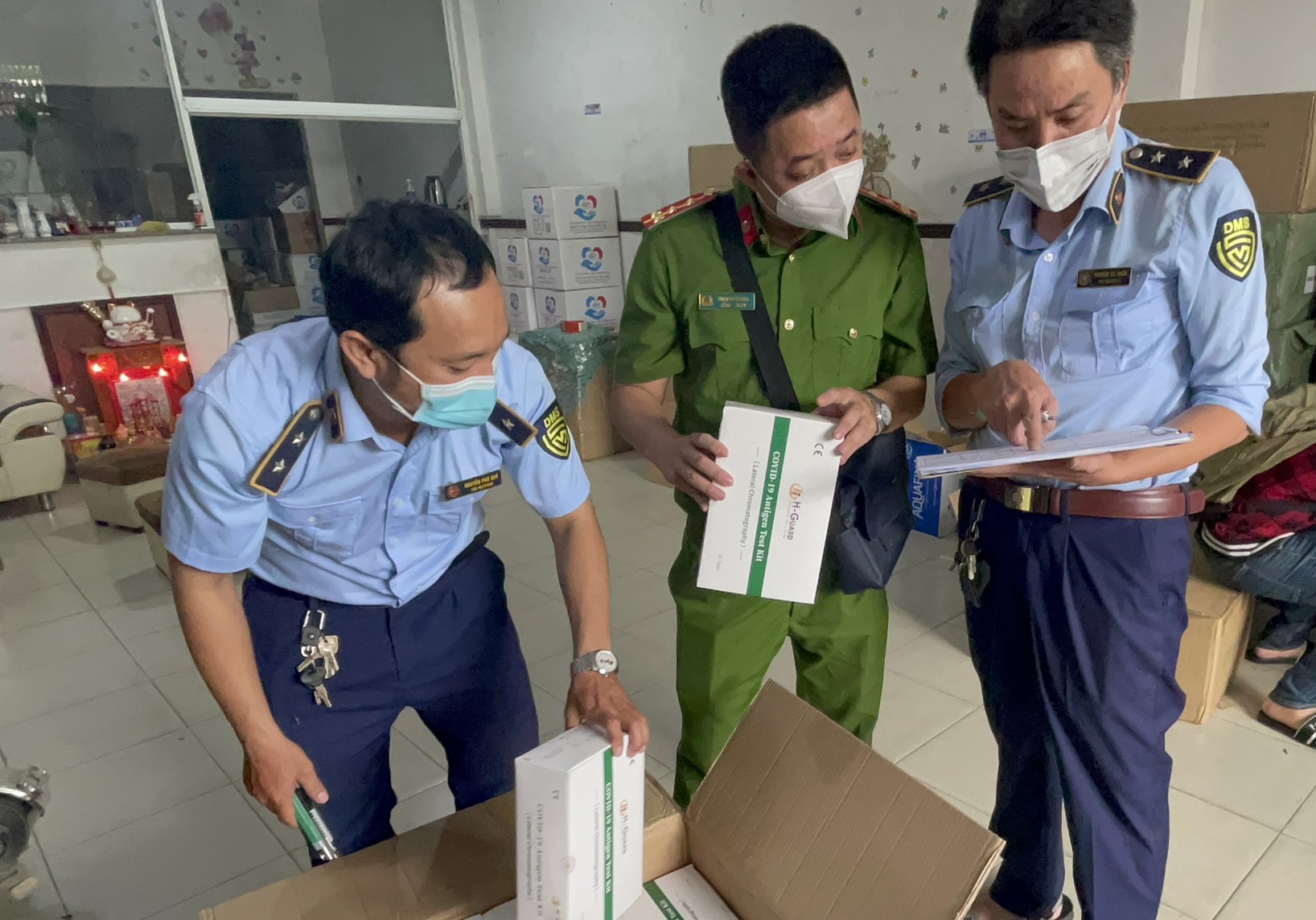 Phát hiện kho kit test Covid-19 nhập lậu ảnh 1 Phat hien kho kit test Covid-19 nhap lau anh 1