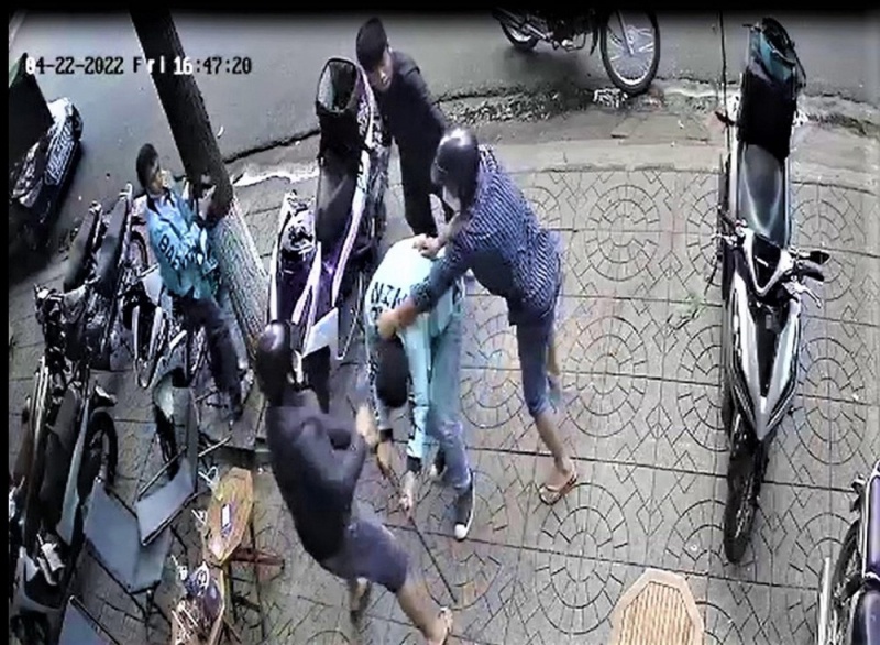 bị chém tới tấp ở quán cà phê ảnh 1 bi chem toi tap o quan ca phe anh 1