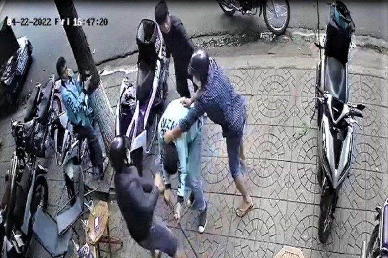 Nam thanh nien bi chem toi tap o quan ca phe hinh anh