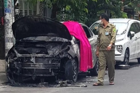 Ba oto o TP.HCM bi phong hoa luc rang sang hinh anh