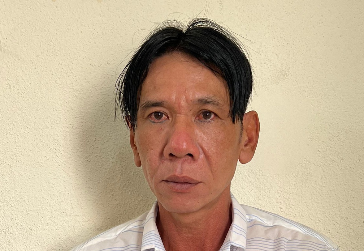 Ke trom khoang sach tai san con lay them chai nuoc hoa hinh anh