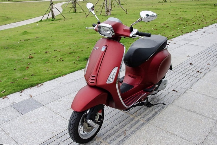 Dua xe cho khach chay thu, nam thanh nien bao bi lua mat Vespa hinh anh