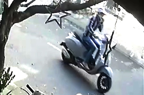 Nam thanh niên bị lừa mất Vespa ảnh 1 Nam thanh nien bi lua mat Vespa anh 1