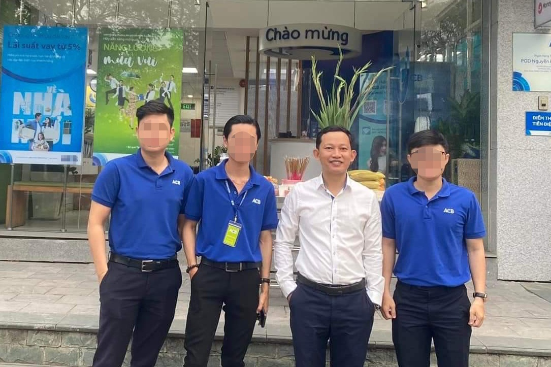 Giam doc phong giao dich ngan hang bi to chiem doat tien ty hinh anh