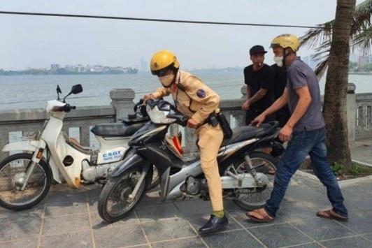 Đố CSGT biết đã uống bao nhiêu chén ảnh 2 Do CSGT biet da uong bao nhieu chen anh 2