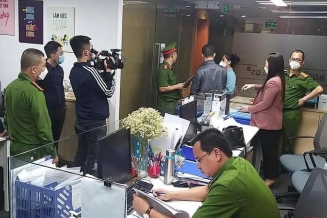 Canh sat kham xet tru so Tap doan FLC hinh anh