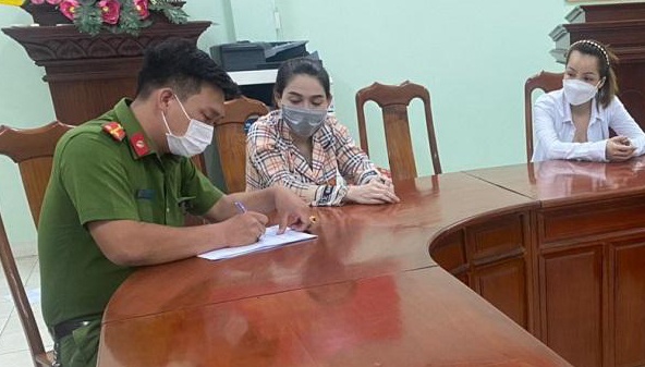 Bat qua tang 8 nu nhan vien massage dung ma tuy hinh anh