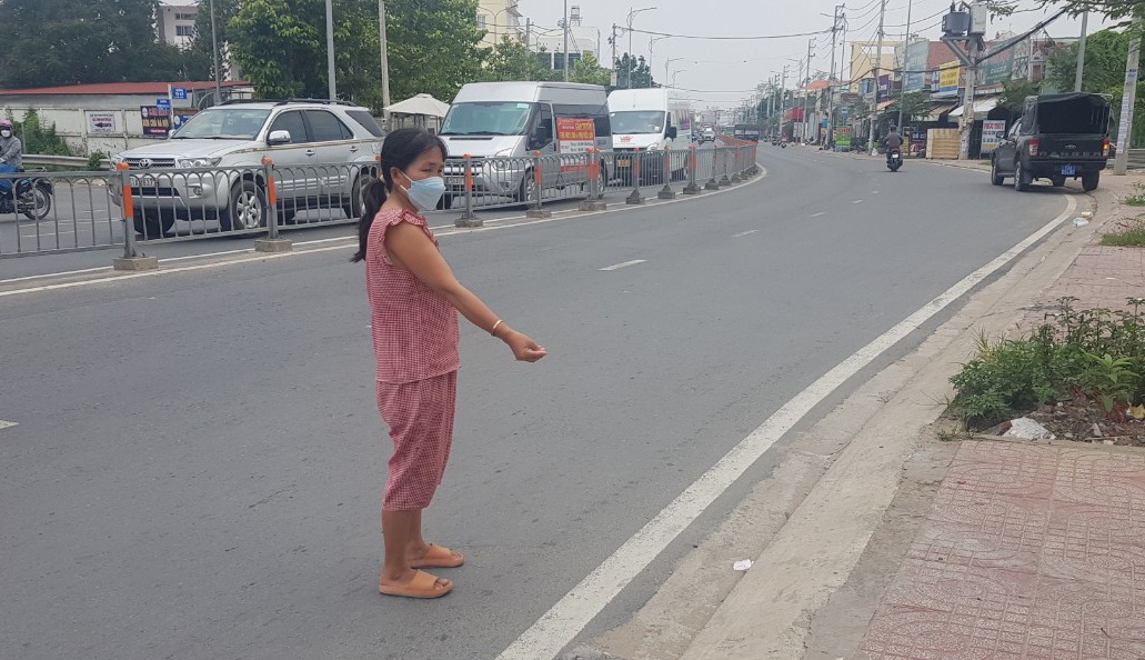 Nguoi phu nu o TP.HCM dung chuyen bi cuop tai san hinh anh