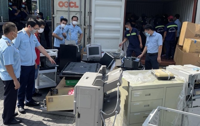 Khoi to 11 nguoi giup suc cho cuu can bo Cong an TP.HCM buon lau hinh anh