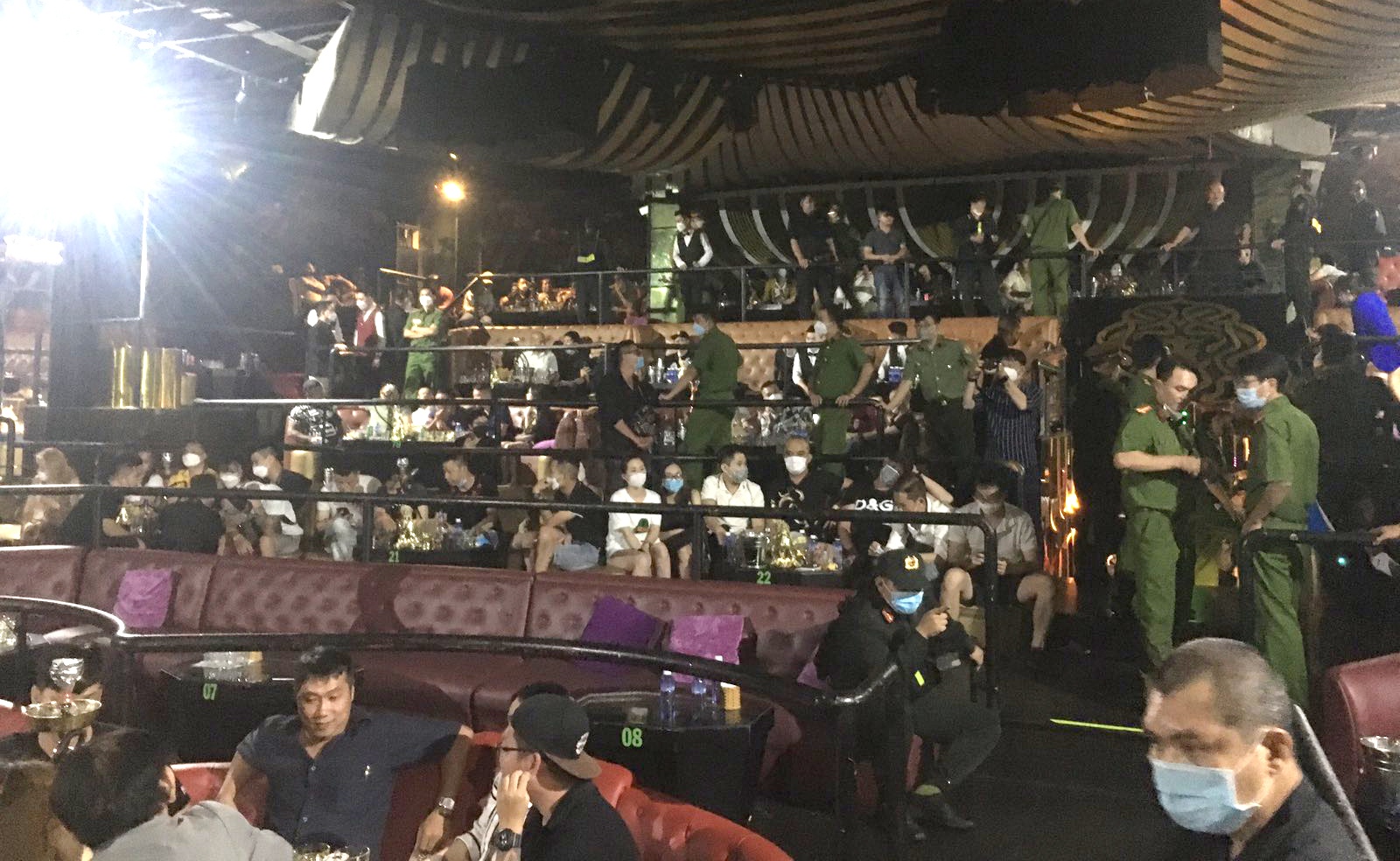 76 nguoi duong tinh ma tuy trong quan bar anh 1