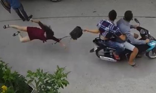Nguoi phu nu o TP.HCM bi cuop keo dap mat xuong duong hinh anh
