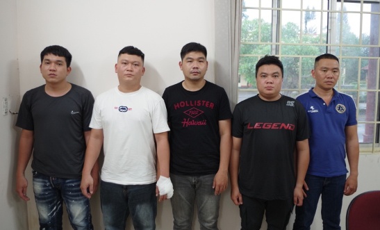 Nhom nguoi di xe ban tai bi danh guc anh 1