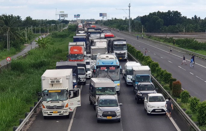 Tai xe dung do xe tren lan khan cap bi xu ly the nao? hinh anh