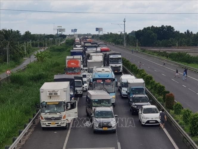 xu ly oto dung do tren lan duong khan cap anh 1