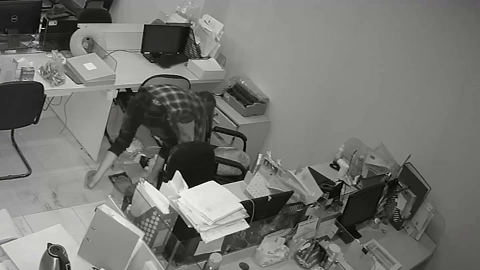 4 nguoi dot nhap cong ty o TP.HCM, lay tai san hon 200 trieu dong hinh anh