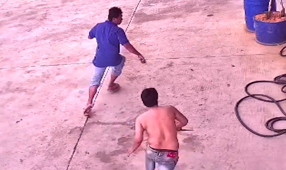 Nhan chung ke phut nhan vien cay xang o TP.HCM bi dam guc hinh anh