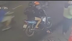 Doi nam nu trom xe may truoc cua hang tien loi o TP.HCM hinh anh