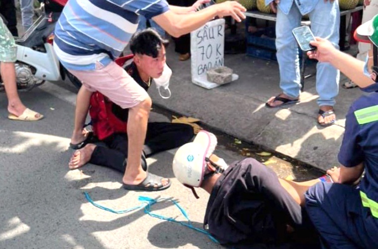 Nguoi di duong vay bat 2 ke giat iPhone 13 o TP.HCM hinh anh