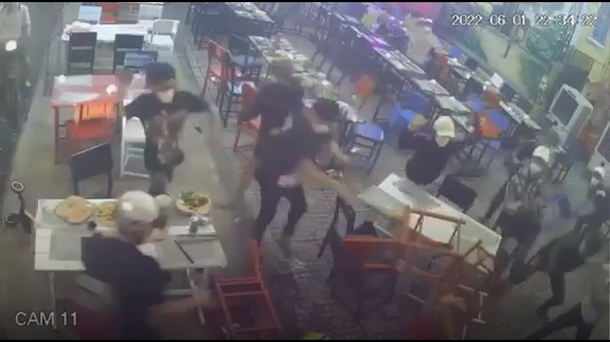 nam thanh niên bị truy sát trong quán nhậu ảnh 1 nam thanh nien bi truy sat trong quan nhau anh 1