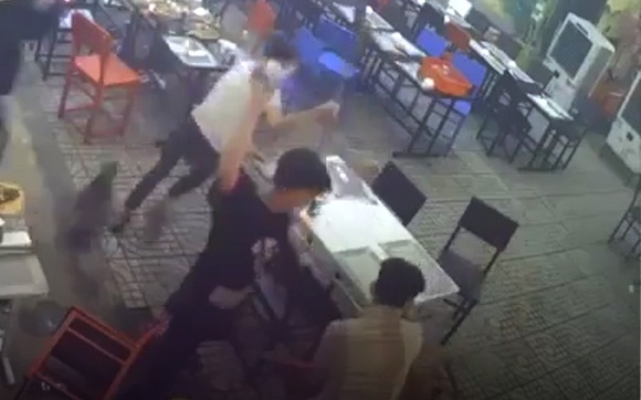 Nam thanh nien bi truy sat trong quan nhau o TP.HCM hinh anh