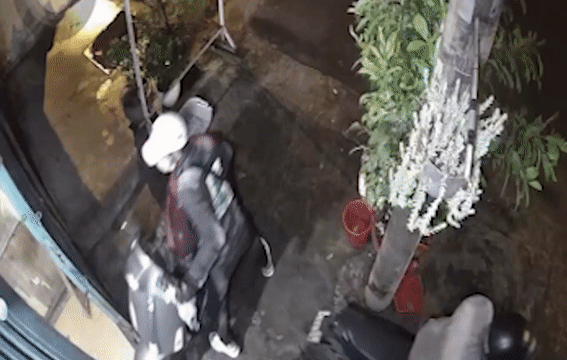 Quay lai dong cua cho gia chu sau khi trom xe Vespa hinh anh