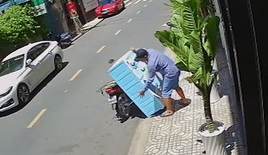 Nu sinh 'cau cuu' vi bi trom tu do chua giay to quan trong hinh anh